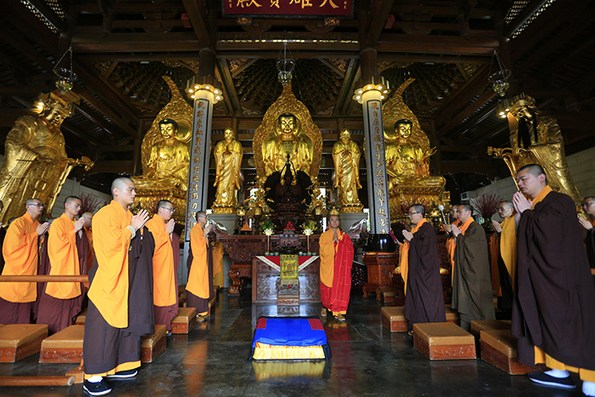 阿彌陀佛的光明為何獨攝念佛人