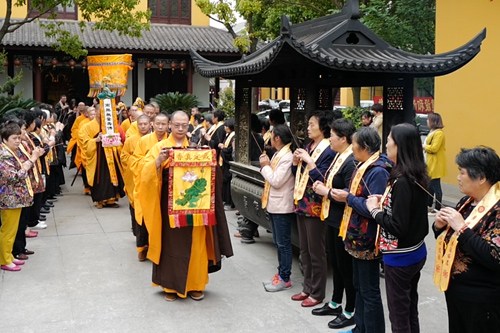 正因為向外貪求，才把本來佛遺失掉