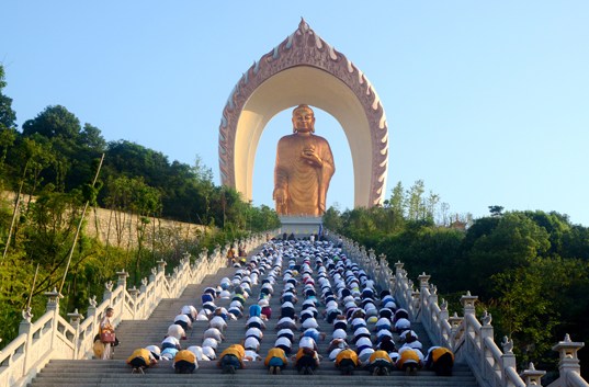 寧生邊地疑城，不去六欲天宮