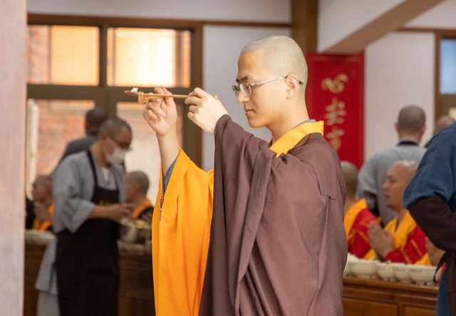 寺院每次過堂，為何要給眾生出食