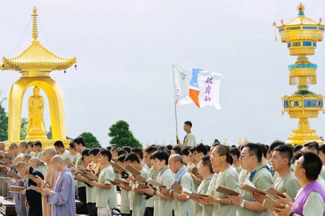 天人丈夫眾，恭敬繞瞻仰