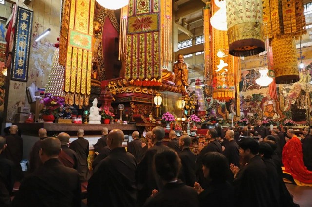 這些牛都是過去在寺院住過的出家人