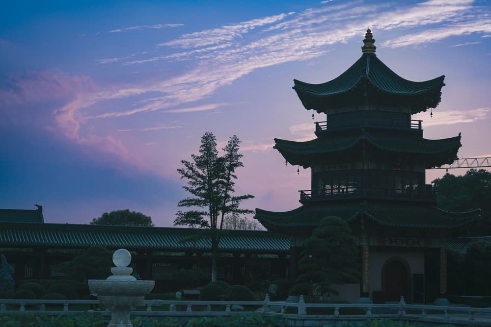 不眠夜長，疲倦道長，愚生死長，莫知正法