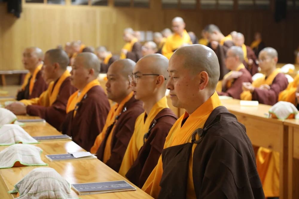 一切受過佛戒的人，都應該尊重師友