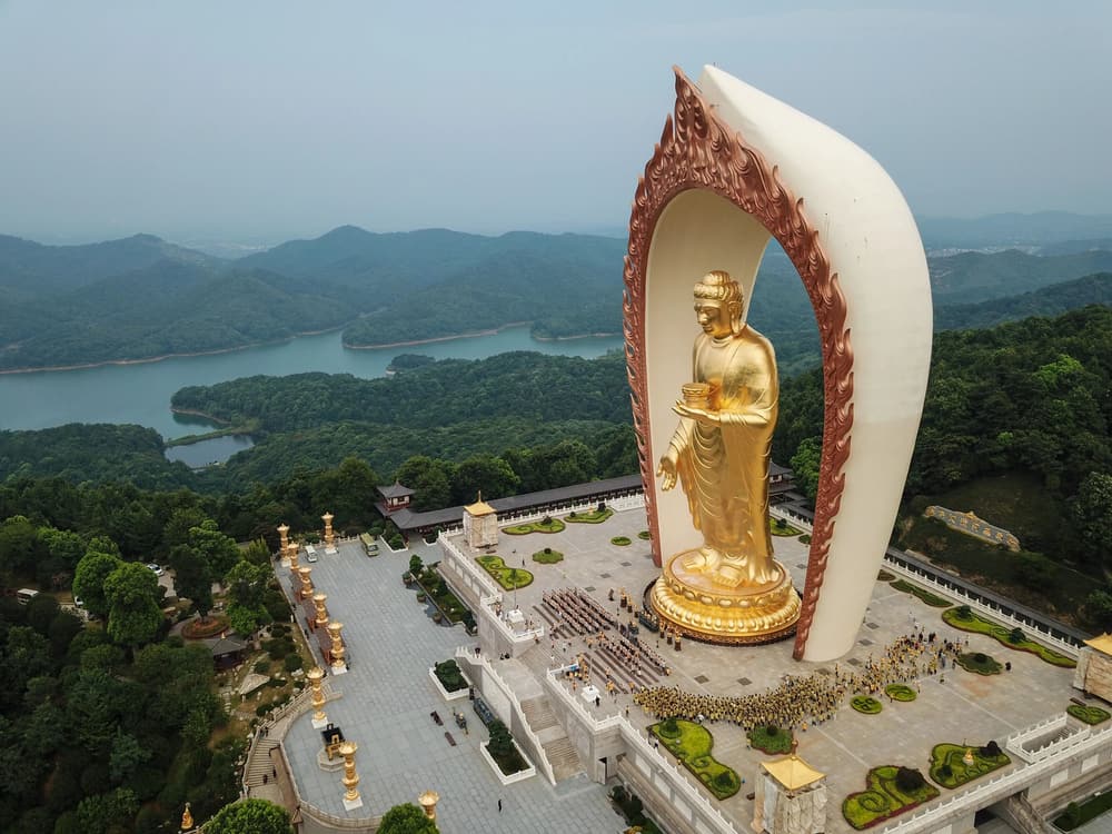 回觀此土修行者，齷齪生涯太苦人