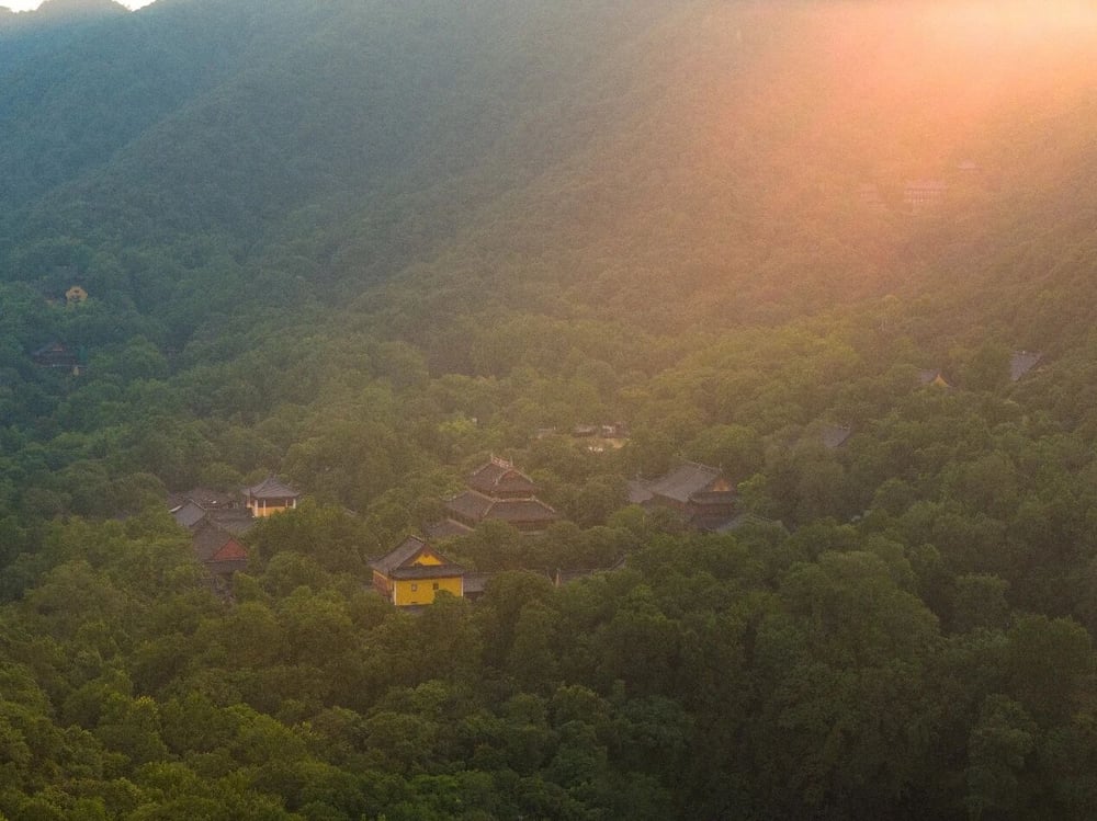 一開始修行，必須先在心中產生三道光明